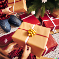 Envolvieron sus regalos con esmero y los colocaron bajo el árbol de Navidad.